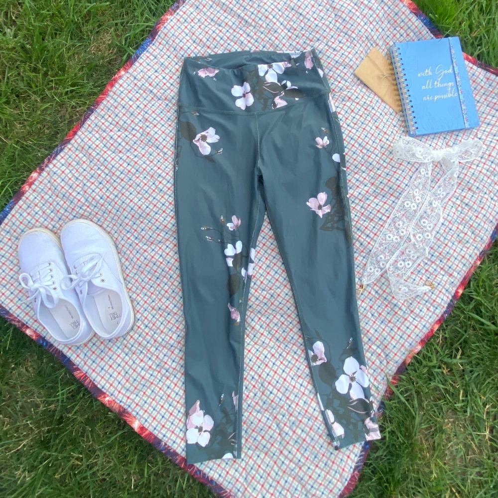 💙🌸 Albion Fit Blue Leggings with Pink Flowers – Size Small – $15